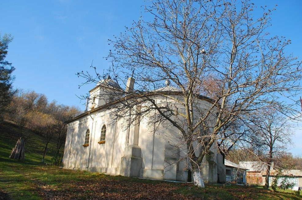 Biserica - vedere exterioară